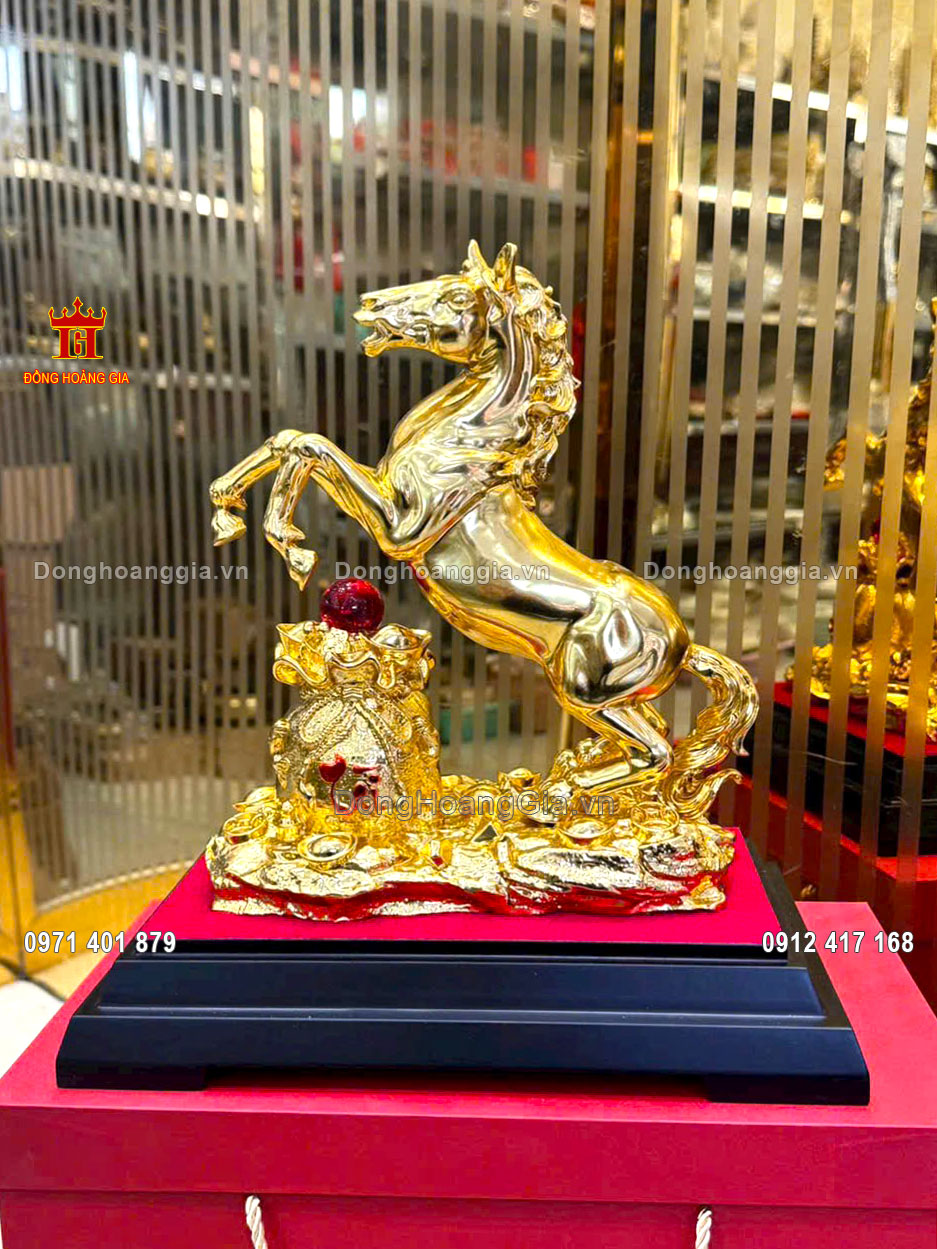 Pho tượng ngựa tài lộc bằng đồng mạ vàng được chế tác tinh xảo